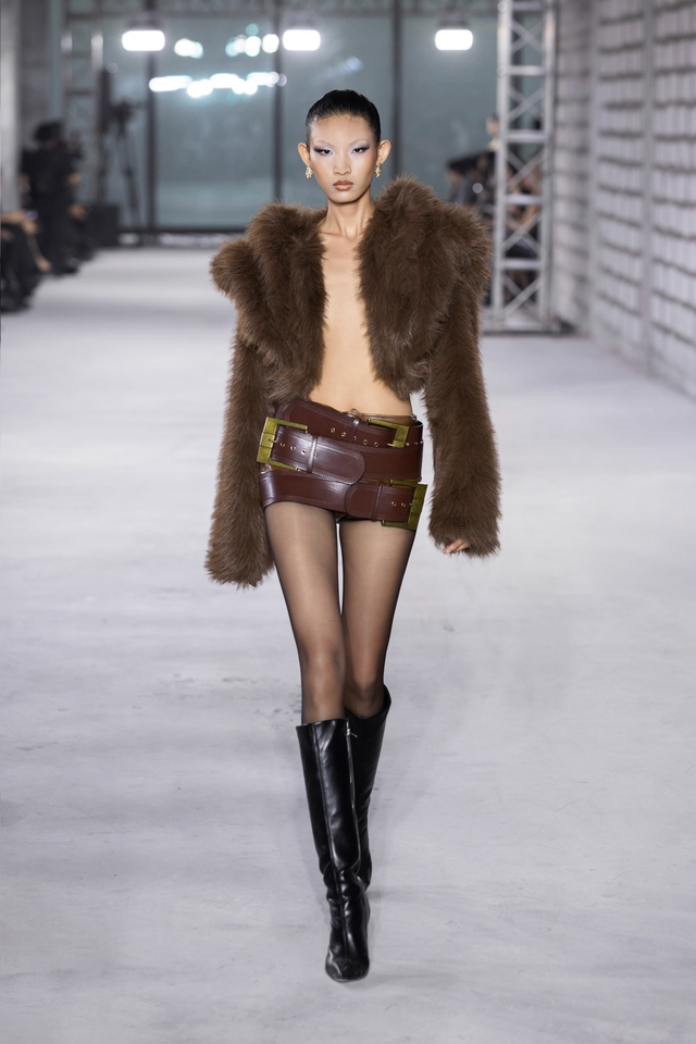 Đón đầu xu hướng thu đông 2025 từ bộ sưu tập 'Emerge'- Ảnh 2. Đón đầu xu hướng thu đông 2025 từ bộ sưu tập 'Emerge'- Ảnh 2.