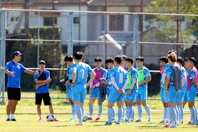Thầy Kim lần đầu đeo kính râm ‘đứng lớp’, Xuân Bắc tái xuất: U.23 Việt Nam phải cẩn trọng một điều…- Ảnh 5.