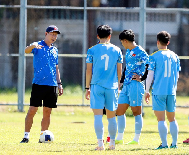 Thầy Kim lần đầu đeo kính râm ‘đứng lớp’, Xuân Bắc tái xuất: U.23 Việt Nam phải cẩn trọng một điều…- Ảnh 4.