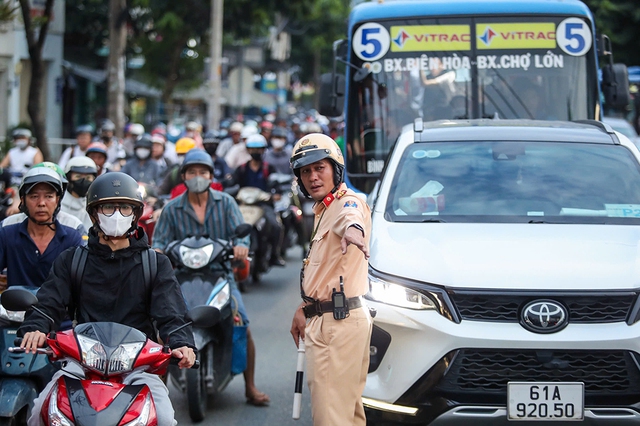 TP . HCM tổng lực giải quyết ùn tắc giao thông hiệu quả và bền vững - Ảnh 1.
