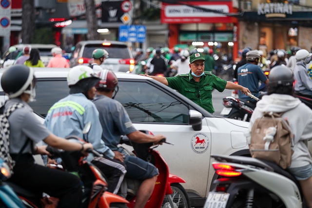 TP.HCM tổng lực giải quyết ùn tắc - Ảnh 2.