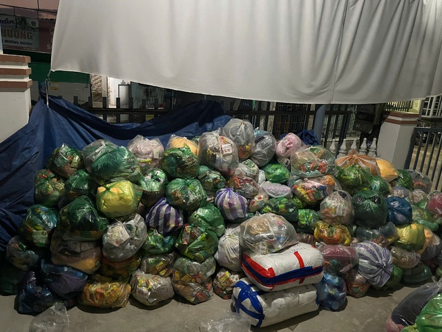 Người Đắk Lắk gom quà cứu trợ gửi vùng lũ lụt Lâm Đồng: 'Lá rách đùm lá tả tơi' - Ảnh 6.