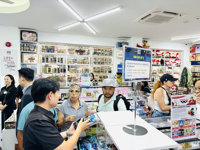 TP.HCM lần đầu có nhà sách 'không ngủ' trên phố đi bộ Nguyễn Huệ- Ảnh 4. TP.HCM lần đầu có nhà sách 'không ngủ' trên phố đi bộ Nguyễn Huệ- Ảnh 4.