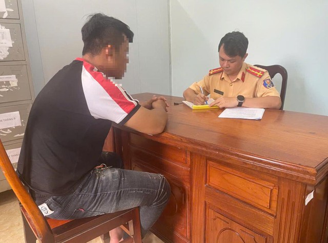 Thanh niên 19 tuổi 'thích thể hiện' bốc đầu xe trên đường…và cái kết - Ảnh 4.