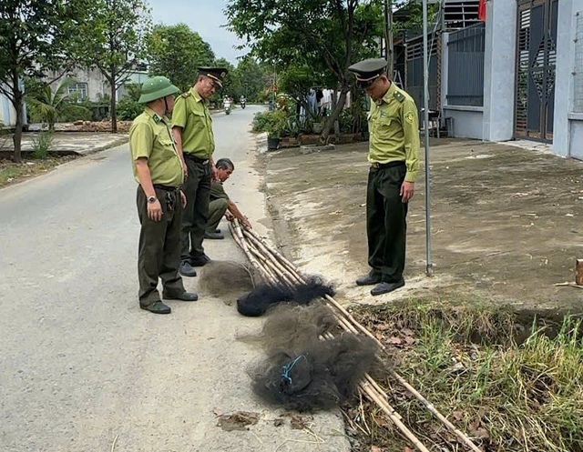 Cấp tốc tháo gỡ hàng trăm mét bẫy lưới các loài chim hoang dã ở TP.HCM - Ảnh 2.