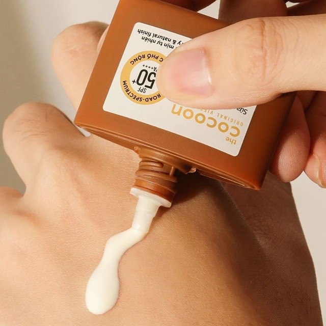 Top 10 kem chống nắng cho da hỗn hợp thi&ecirc;n dầu r&aacute;o mịn suốt 8 giờ- Ảnh 13.