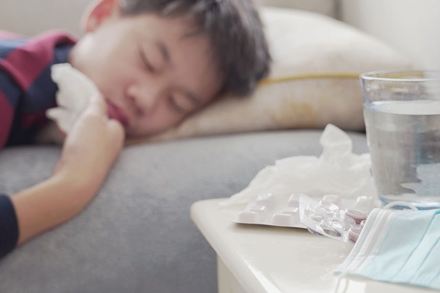 Bệnh do vi khuẩn n&atilde;o m&ocirc; cầu vẫn lu&ocirc;n r&igrave;nh rập thanh thiếu ni&ecirc;n khỏe mạnh - Ảnh 1.