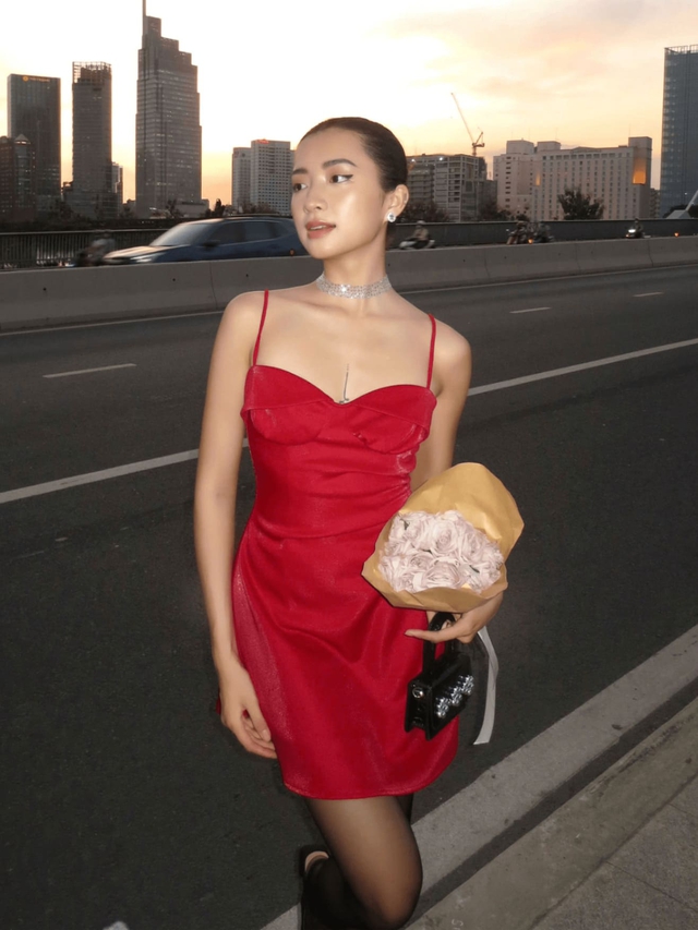 Váy hai dây giúp nàng khoe trọn nét gợi cảm sang chảnh- Ảnh 3.