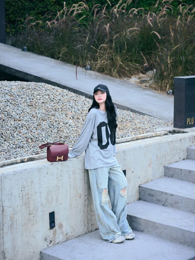 Túi xách đỏ đang khuấy đảo phong cách đường phố- Ảnh 4.