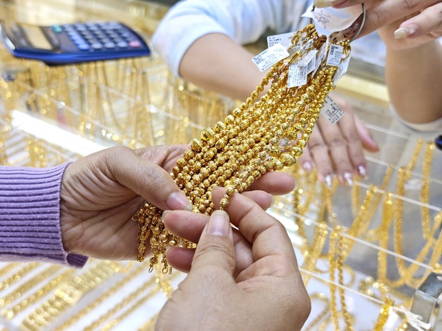 Giá vàng hôm nay 10.12.2025: Tiến sát mức 155 triệu đồng/lượng- Ảnh 1.