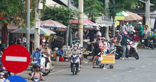 Để vỉa h&egrave;, l&ograve;ng đường ở TP.HCM kh&ocirc;ng bị &ldquo;nuốt chửng&rdquo; - Ảnh 1.