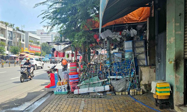 Để vỉa h&egrave;, l&ograve;ng đường ở TP.HCM kh&ocirc;ng bị &ldquo;nuốt chửng&rdquo; - Ảnh 2.