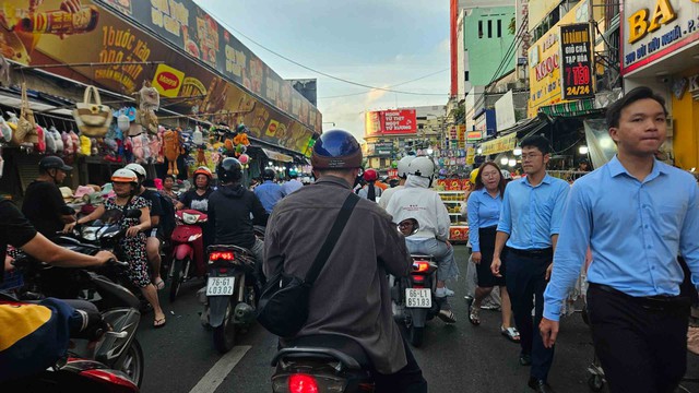 Để vỉa h&egrave;, l&ograve;ng đường ở TP.HCM kh&ocirc;ng bị &ldquo;nuốt chửng&rdquo; - Ảnh 3.