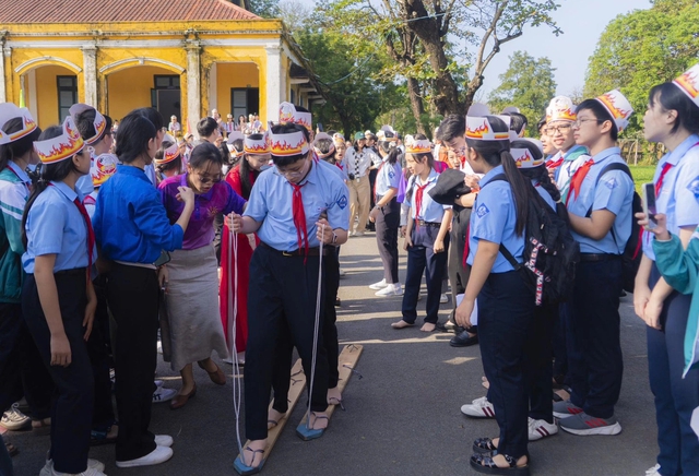 Học sinh Huế hào hứng trải nghiệm 'Hạo khí Cần vương'- Ảnh 3. Học sinh Huế hào hứng trải nghiệm 'Hạo khí Cần vương'- Ảnh 3.