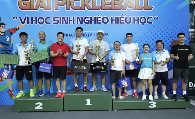 Những pha bóng đẹp tại giải pickleball 'Vì học sinh nghèo hiếu học'- Ảnh 5. Những pha bóng đẹp tại giải pickleball 'Vì học sinh nghèo hiếu học'- Ảnh 5.