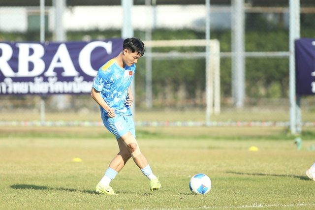 Lý Đức trao đổi riêng với trợ lý HLV Kim Sang-sik, U.23 Việt Nam quyết đánh bại Malaysia- Ảnh 8.