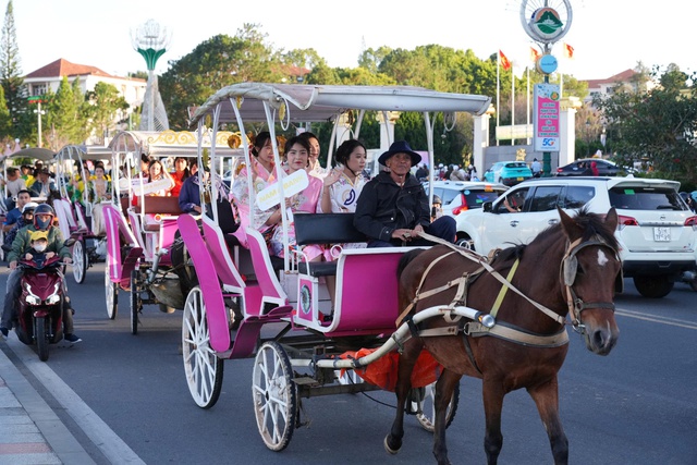 Đường phố Đà Lạt rực rỡ sắc màu cùng 80 hoa hậu diễu hành Tea Carnival- Ảnh 2. Đường phố Đà Lạt rực rỡ sắc màu cùng 80 hoa hậu diễu hành Tea Carnival- Ảnh 2.