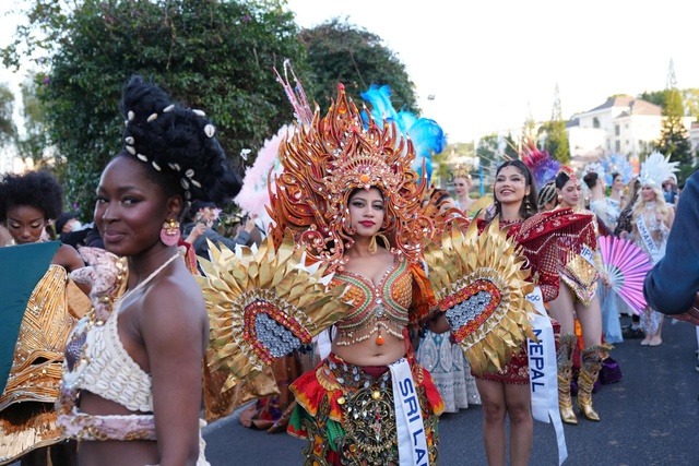 Đường phố Đà Lạt rực rỡ sắc màu cùng 80 hoa hậu diễu hành Tea Carnival- Ảnh 8. Đường phố Đà Lạt rực rỡ sắc màu cùng 80 hoa hậu diễu hành Tea Carnival- Ảnh 8.