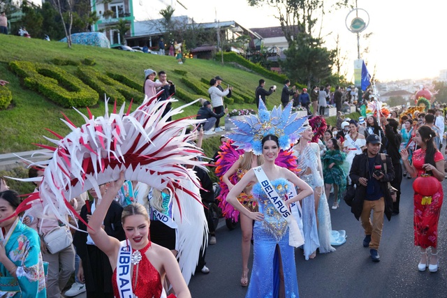 Đường phố Đà Lạt rực rỡ sắc màu cùng 80 hoa hậu diễu hành Tea Carnival- Ảnh 1. Đường phố Đà Lạt rực rỡ sắc màu cùng 80 hoa hậu diễu hành Tea Carnival- Ảnh 1.