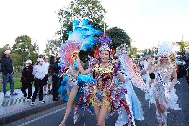 Đường phố Đà Lạt rực rỡ sắc màu cùng 80 hoa hậu diễu hành Tea Carnival- Ảnh 5. Đường phố Đà Lạt rực rỡ sắc màu cùng 80 hoa hậu diễu hành Tea Carnival- Ảnh 5.