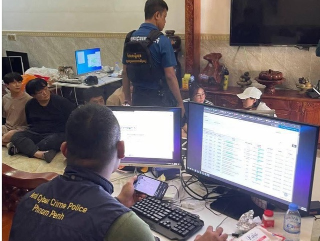 Campuchia triệt phá đường dây lừa đảo trực tuyến, bắt giữ 9 người- Ảnh 1.