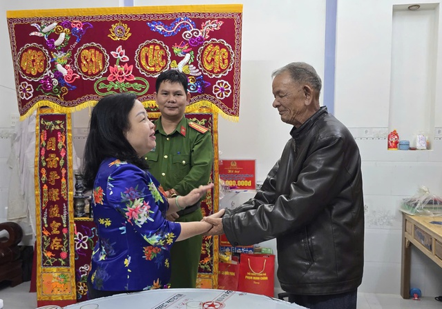 'Tim tôi như thắt lại': Nén nỗi đau riêng, chiến sĩ công an lao vào cứu dân giữa lũ dữ - Ảnh 2. 'Tim tôi như thắt lại': Nén nỗi đau riêng, chiến sĩ công an lao vào cứu dân giữa lũ dữ - Ảnh 2.