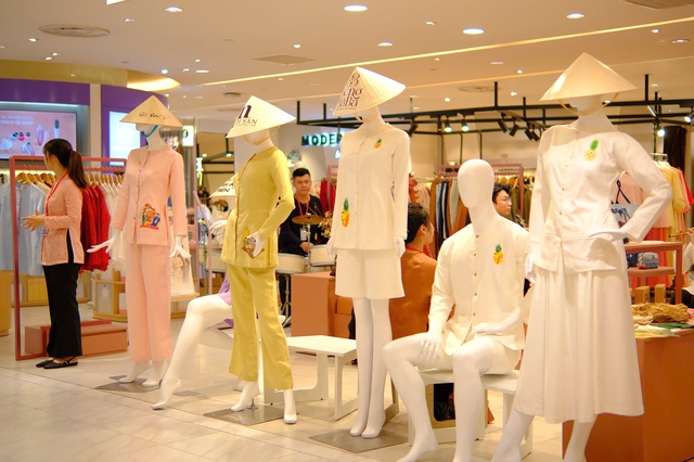 Từ làng ra phố, áo bà ba 'tái xuất' trẻ trung, thời thượng - Ảnh 13.