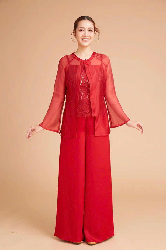 Từ làng ra phố, áo bà ba 'tái xuất' trẻ trung, thời thượng - Ảnh 1.