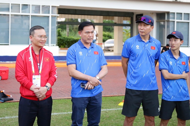 Trưởng đo&agrave;n Nguyễn Hồng Minh ch&uacute;c U.23 Việt Nam thắng v&agrave; thắng đẹp, đội trưởng Văn Khang đ&aacute;p lễ- Ảnh 3.