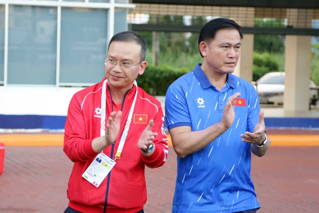 Trưởng đo&agrave;n Nguyễn Hồng Minh ch&uacute;c U.23 Việt Nam thắng v&agrave; thắng đẹp, đội trưởng Văn Khang đ&aacute;p lễ- Ảnh 4.