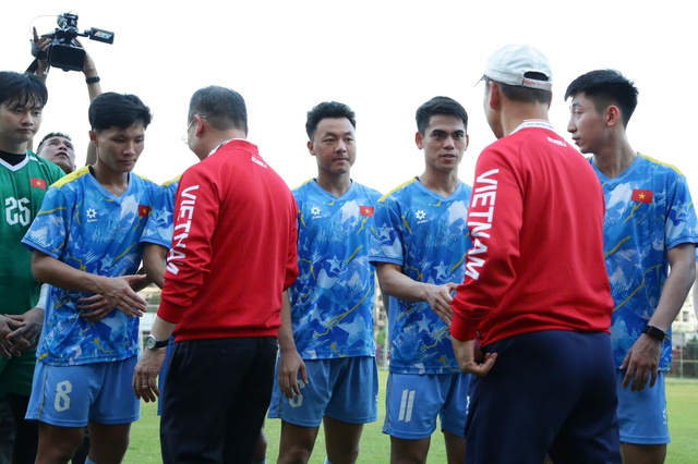 Trưởng đo&agrave;n Nguyễn Hồng Minh ch&uacute;c U.23 Việt Nam thắng v&agrave; thắng đẹp, đội trưởng Văn Khang đ&aacute;p lễ- Ảnh 6.