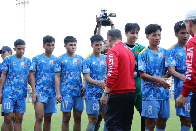 Trưởng đo&agrave;n Nguyễn Hồng Minh ch&uacute;c U.23 Việt Nam thắng v&agrave; thắng đẹp, đội trưởng Văn Khang đ&aacute;p lễ- Ảnh 8.