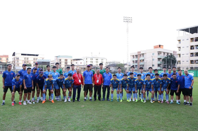 Trưởng đo&agrave;n Nguyễn Hồng Minh ch&uacute;c U.23 Việt Nam thắng v&agrave; thắng đẹp, đội trưởng Văn Khang đ&aacute;p lễ- Ảnh 11.