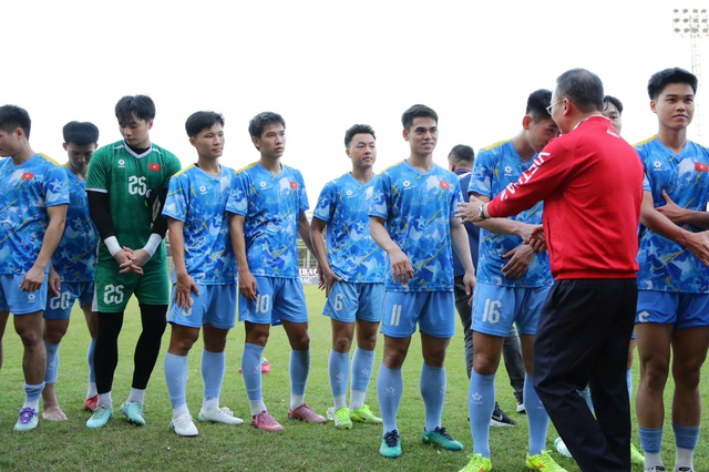 Trưởng đo&agrave;n Nguyễn Hồng Minh ch&uacute;c U.23 Việt Nam thắng v&agrave; thắng đẹp, đội trưởng Văn Khang đ&aacute;p lễ- Ảnh 7.