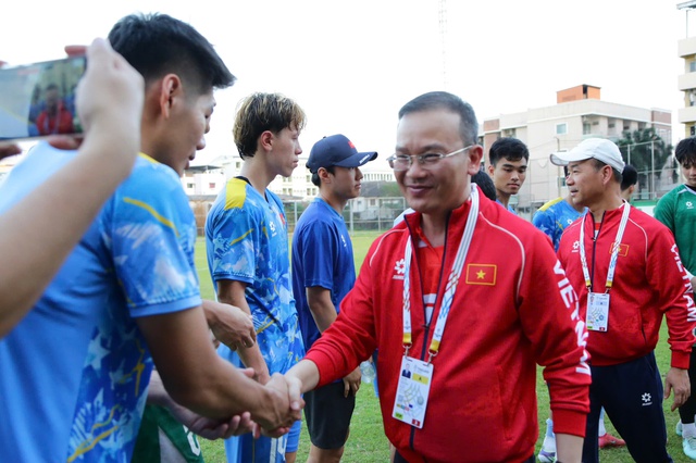 Trưởng đo&agrave;n Nguyễn Hồng Minh ch&uacute;c U.23 Việt Nam thắng v&agrave; thắng đẹp, đội trưởng Văn Khang đ&aacute;p lễ- Ảnh 10.