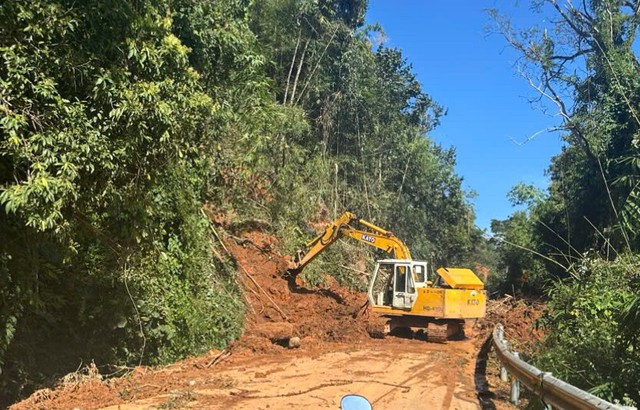 Xe cộ được lưu thông qua đèo Gia Bắc sau 5 ngày tê liệt do sạt lở - Ảnh 2.