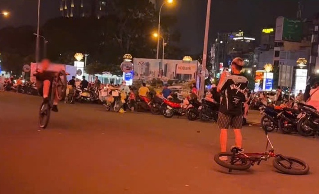 Bị CSGT phạt 400.000 đồng vì điều khiển xe đạp bằng 1 bánh - Ảnh 2.