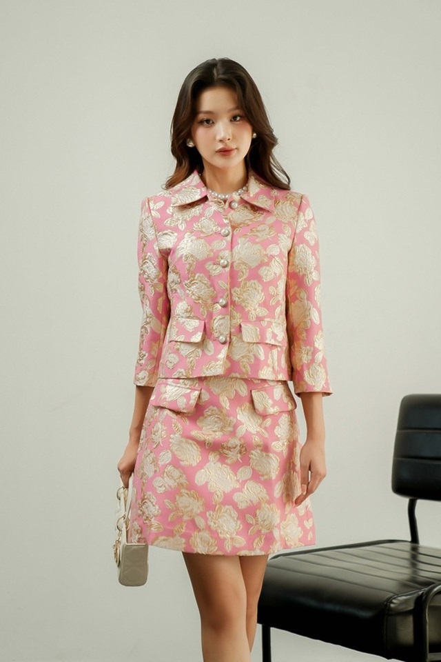 Nâng tầm sắc vóc, toát lên khí chất quý phái với chân váy gấm- Ảnh 4. Nâng tầm sắc vóc, toát lên khí chất quý phái với chân váy gấm- Ảnh 4.