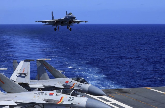 Nhật Bản nói Trung Quốc gia tăng hoạt động của tiêm kích trên tàu sân bay - Ảnh 1.