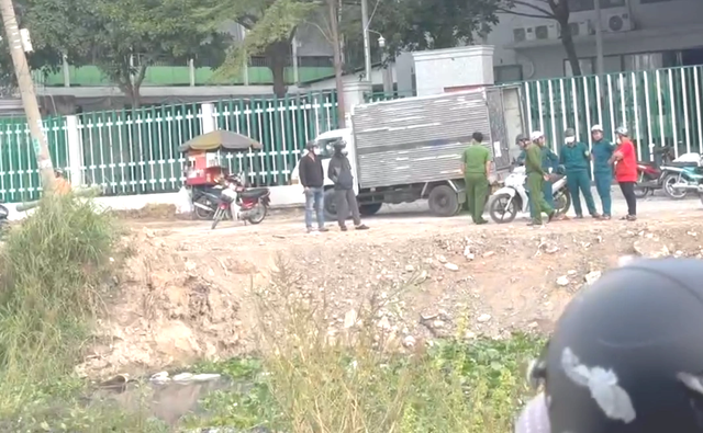 Phát hiện thi thể dưới kênh ở Xuân Thới Sơn , người dân hoảng hốt - Ảnh 1.