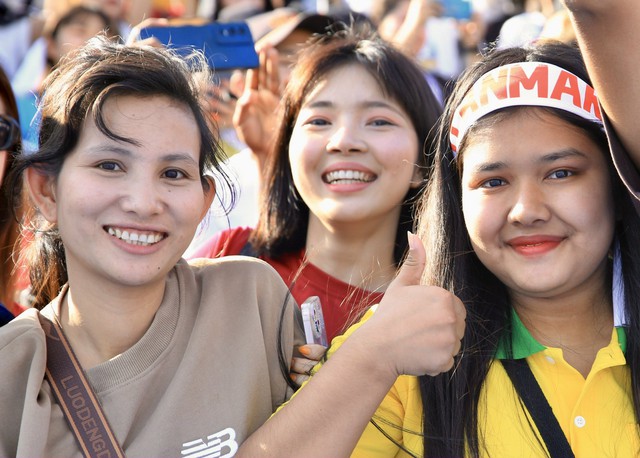 Cuồng nhiệt cổ động viên Myanmar, 'nóng rực' bầu không khí bóng đá nữ SEA Games- Ảnh 1. Cuồng nhiệt cổ động viên Myanmar, 'nóng rực' bầu không khí bóng đá nữ SEA Games- Ảnh 1.