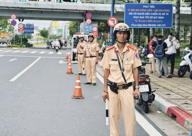 Chạy xe máy không bằng lái bị CSGT phạt bao nhiêu tiền? - Ảnh 1.