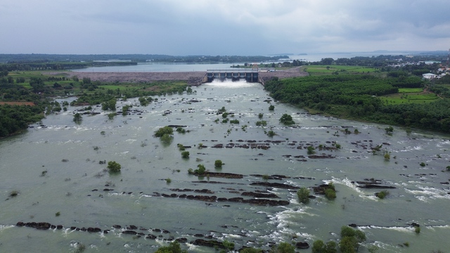 Thủy điện Trị An xả lũ đợt 3, người dân lại có cơ hội bắt cá 'khủng' - Ảnh 1.