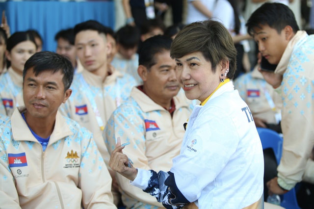 Tuyệt vời tình cảm thân thiện VĐV Thái Lan và Campuchia giữa chiến sự căng thẳng: Thể thao là thế!- Ảnh 4. Tuyệt vời tình cảm thân thiện VĐV Thái Lan và Campuchia giữa chiến sự căng thẳng: Thể thao là thế!- Ảnh 4.