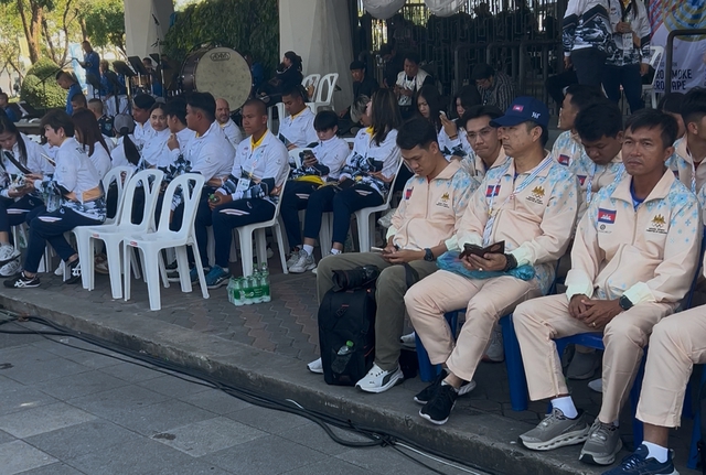 Tuyệt vời tình cảm thân thiện VĐV Thái Lan và Campuchia giữa chiến sự căng thẳng: Thể thao là thế!- Ảnh 2. Tuyệt vời tình cảm thân thiện VĐV Thái Lan và Campuchia giữa chiến sự căng thẳng: Thể thao là thế!- Ảnh 2.