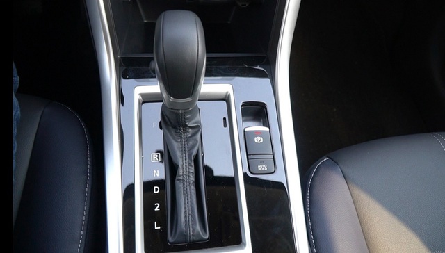 Nhiều tài xế nhầm giữa phanh tay điện tử và Auto Hold, dùng thế nào mới đúng? - Ảnh 1.