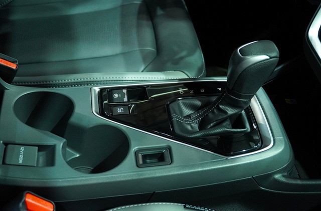 Nhiều tài xế nhầm giữa phanh tay điện tử và Auto Hold, dùng thế nào mới đúng? - Ảnh 2.