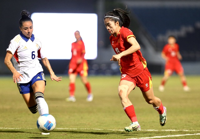 HLV Mai Đức Chung buồn bã: ‘Đội tuyển nữ Việt Nam thua Philippines phút cuối thật đáng tiếc, tôi nhận trách nhiệm"- Ảnh 6.