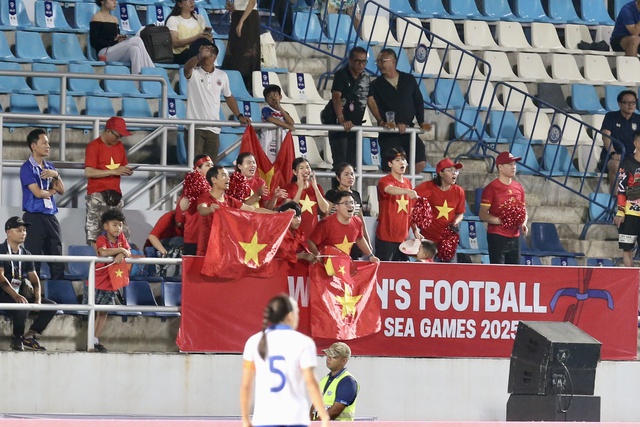 HLV Mai Đức Chung buồn bã: ‘Đội tuyển nữ Việt Nam thua Philippines phút cuối thật đáng tiếc, tôi nhận trách nhiệm"- Ảnh 10.