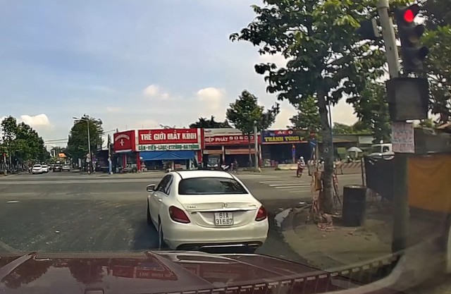 Xe sang Mercedes-Benz luồn lách, vượt đèn đỏ gây bức xúc - Ảnh 1.